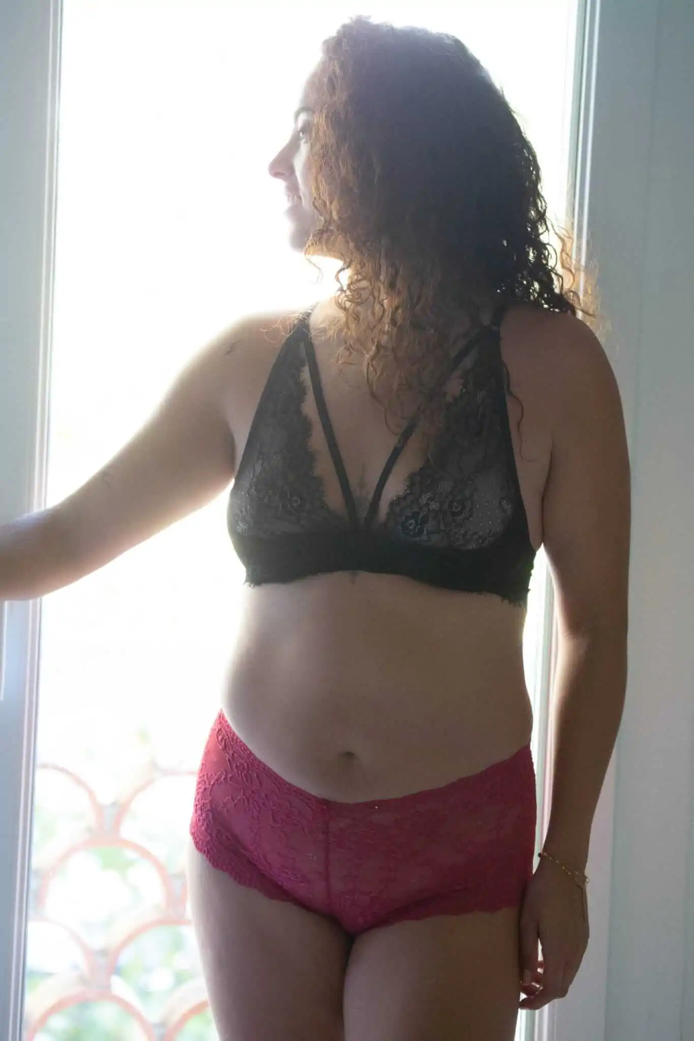 Shorty Femme Transparent en Dentelle Bordeaux : Confort & Élégance