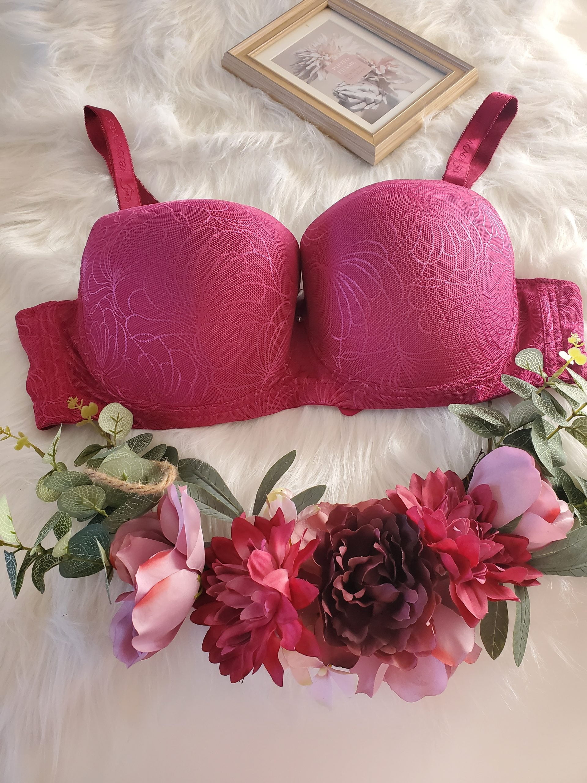 Pyjama une-pièce féminin élégant en satin doux taille élastique col rembourré manches volants lingerie intime confortable occasion spéciale