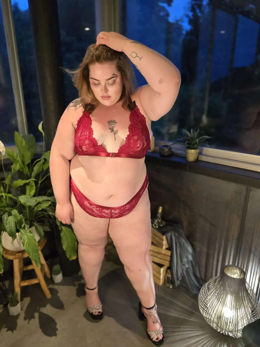 femme debout portant un ENSEMBLE DE LINGERIE ROMANTIQUE GRANDE TAILLE Yamelia Lingerie