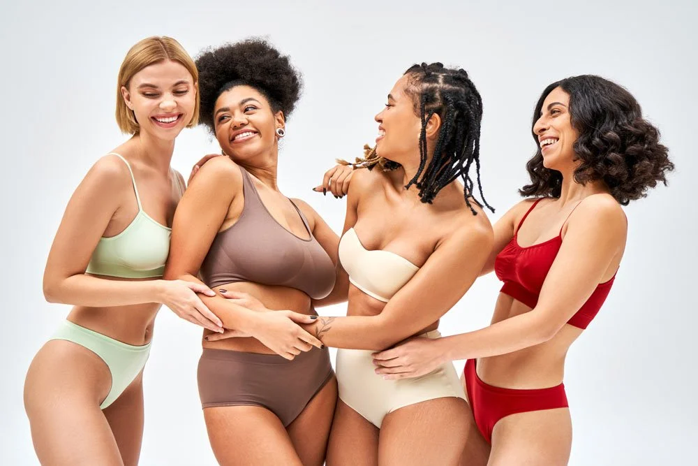 Comment calculer sa taille de soutien-gorge ? groupe de femmes qui sont en sous vêtement pour s'aider à choisir la taille de soutien gorge