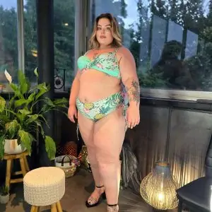 femme de face en BIKINI DEUX PIÈCES TROPIQUES