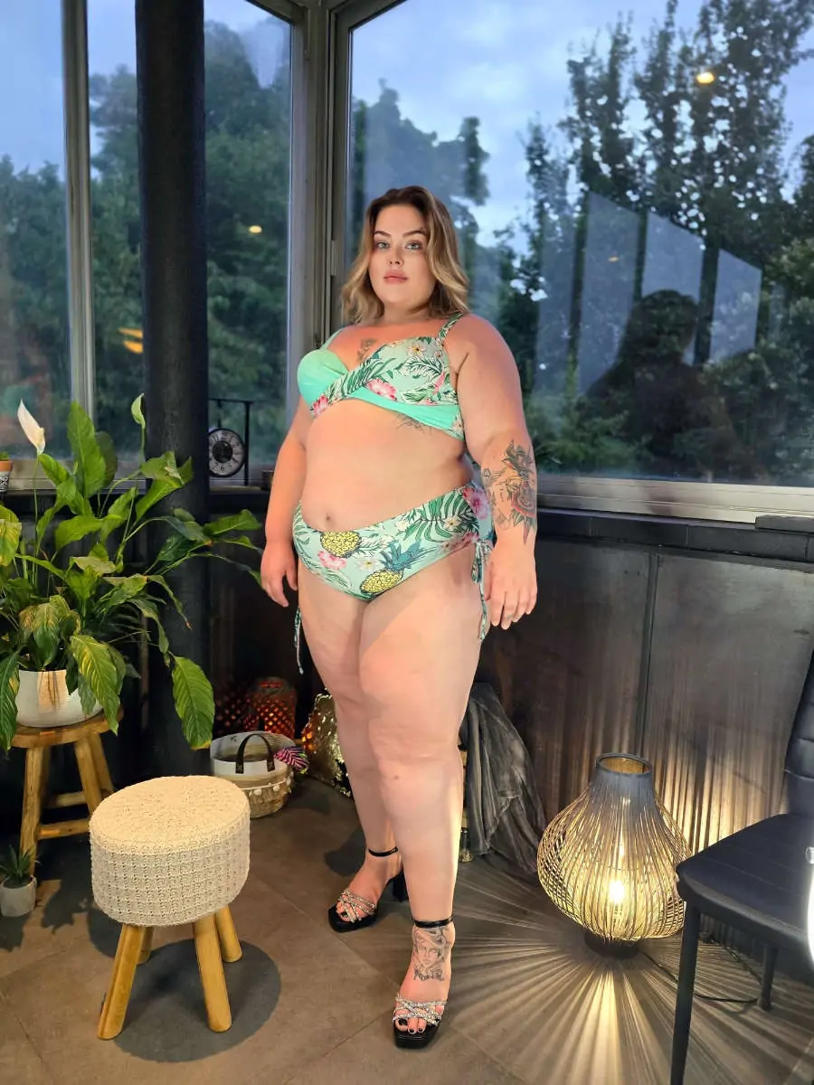 femme de face en BIKINI DEUX PIÈCES TROPIQUES
