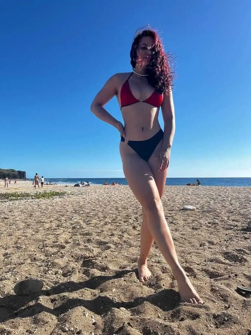 MAILLOT DE BAIN SEXY NAILA: BIKINI DEUX PIÈCES ROUGE ET NOIR AVEC DOS NU