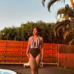MAILLOT DE BAIN UNE PIÈCE RÉTRO NOIR ET BLANC DÉCOLLETÉ V DOS NU