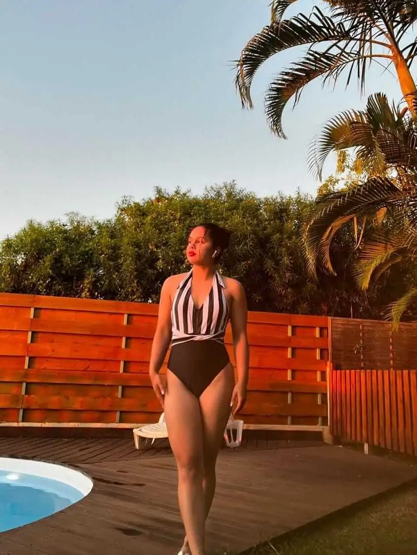 MAILLOT DE BAIN UNE PIÈCE RÉTRO NOIR ET BLANC DÉCOLLETÉ V DOS NU